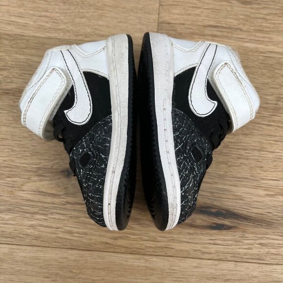 Nike Boys Son Of Force Mid Top Sneaker Shoe Size 4C Black White Walker Stretch - Picture 5 of 11